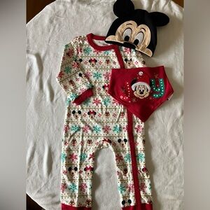 Brand New Disney Baby Christmas onesie Hat and Joy bib